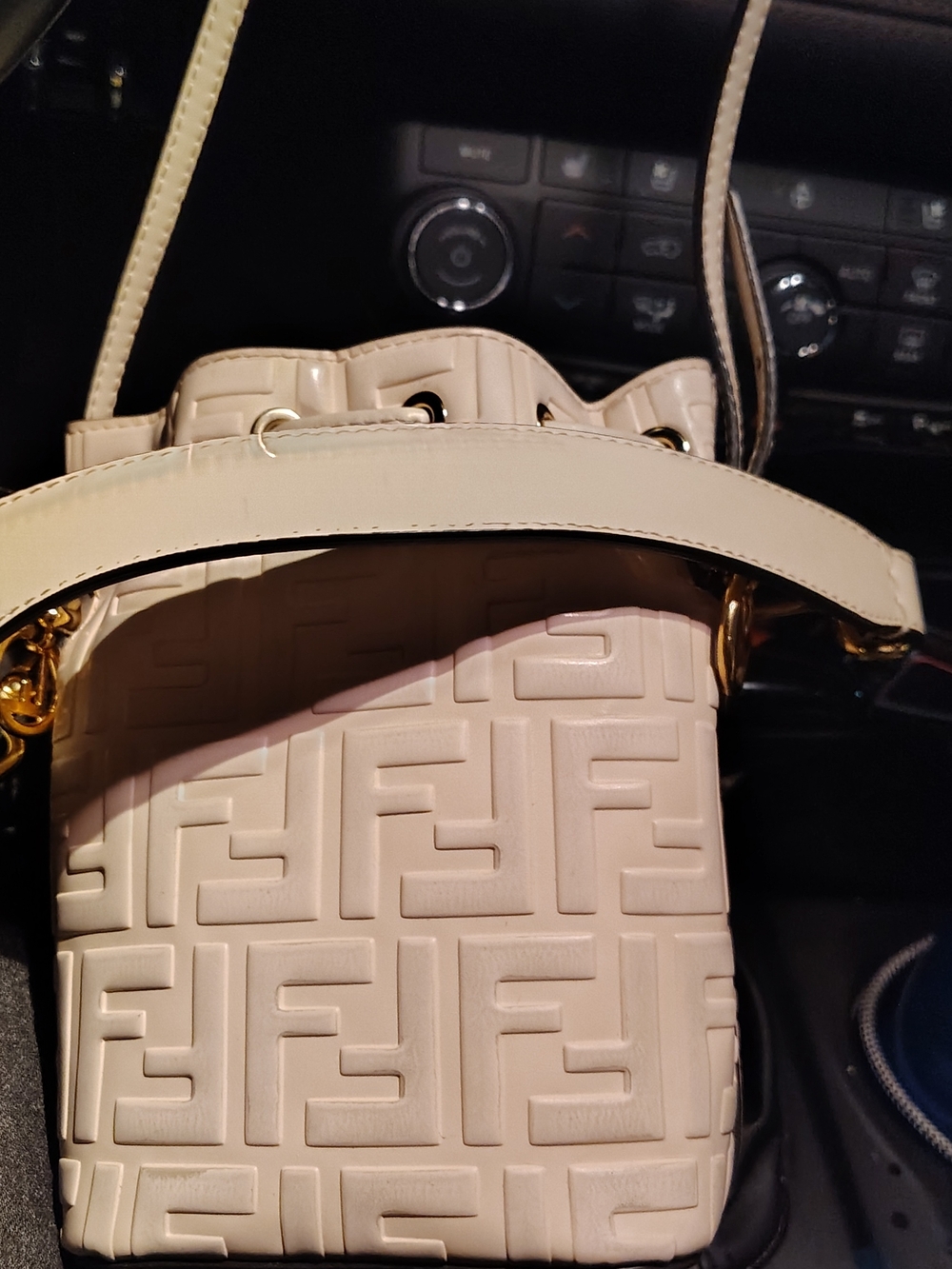 Fendi Mon Tresor Bucket Bag Beige/Raffia - Picture 4 of 11